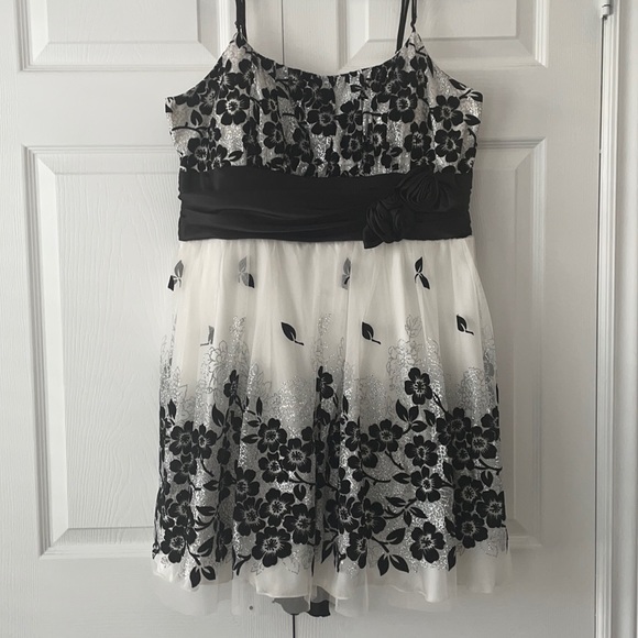 Special occasion dress - Picture 1 of 9